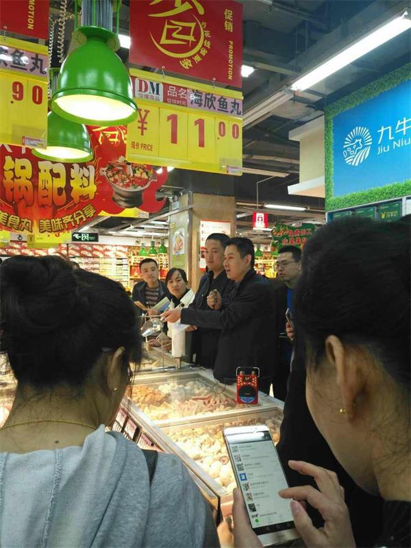 董事長講解生動化陳列2.jpg